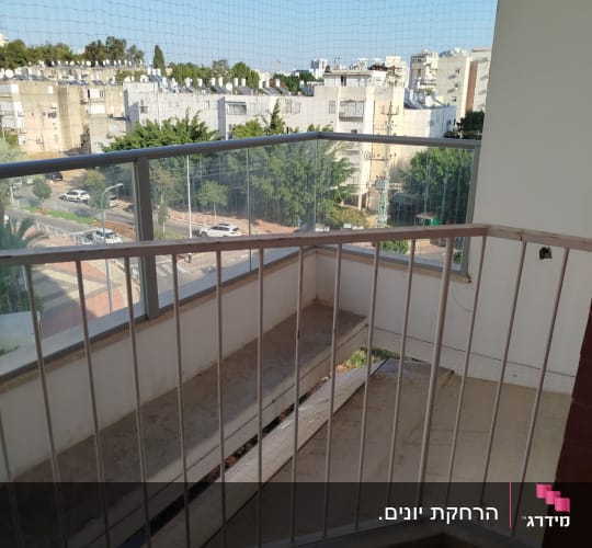 התקנת רשת הגנה שקופה נגד יונים במרפסת דירה